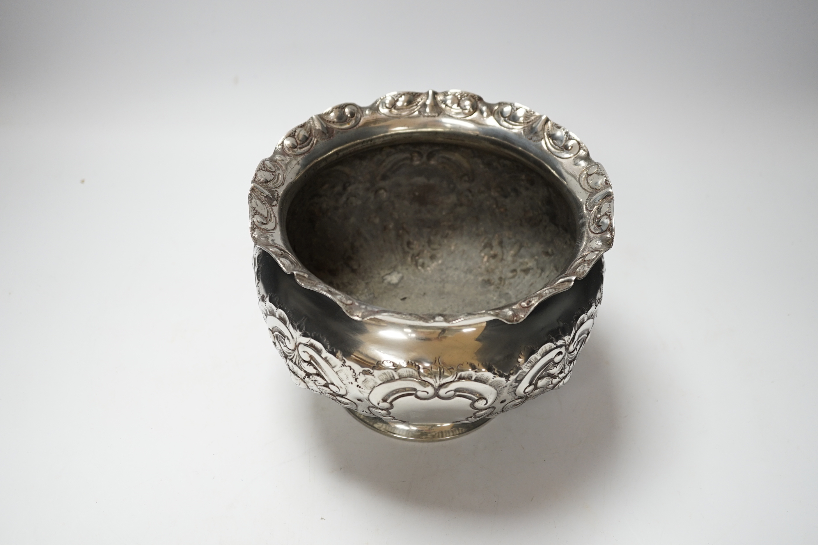 A pair of late 19th/early 20th century pierced plated oval dishes and plated jardiniere, dishes 25cm long